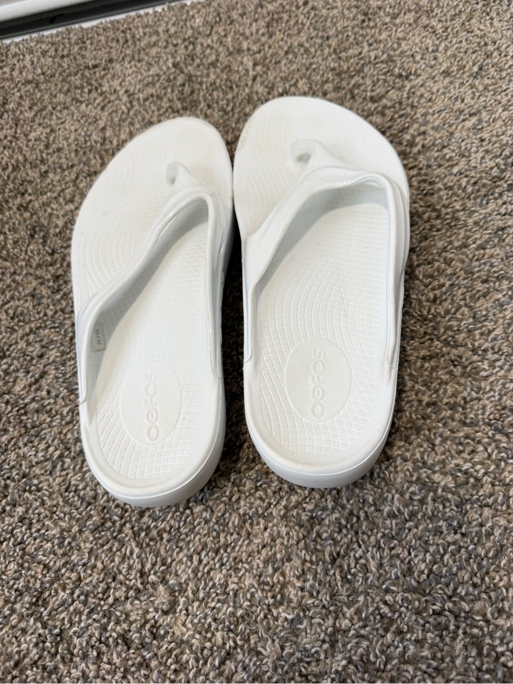 OOFOS Women’s White Thong Sandals - Picture 4 of 6